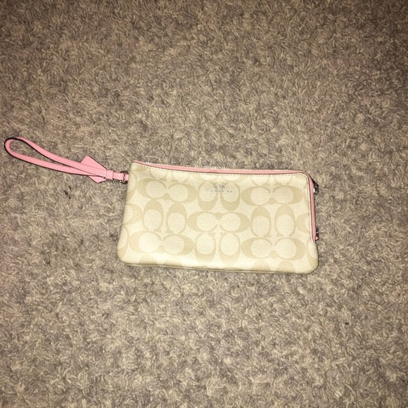 Coach Handbags - Coach wristlet